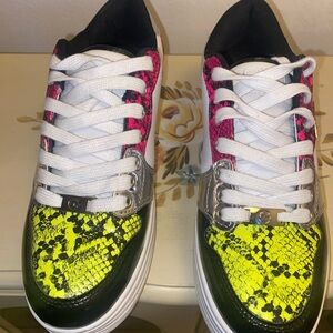 Preowned Women’s Genuine GBG By Guess Los Angeles Rigster  Sneakers Size 9.5